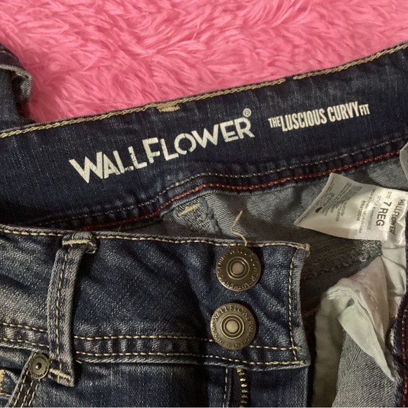 NWOT WALLFLOWER BOOTCUT JEANS SIZE 7R DOUBLE BUTTON WAIST - Picture 2 of 3